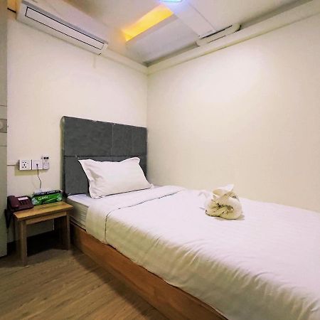 November Hostel Yangon Exteriör bild