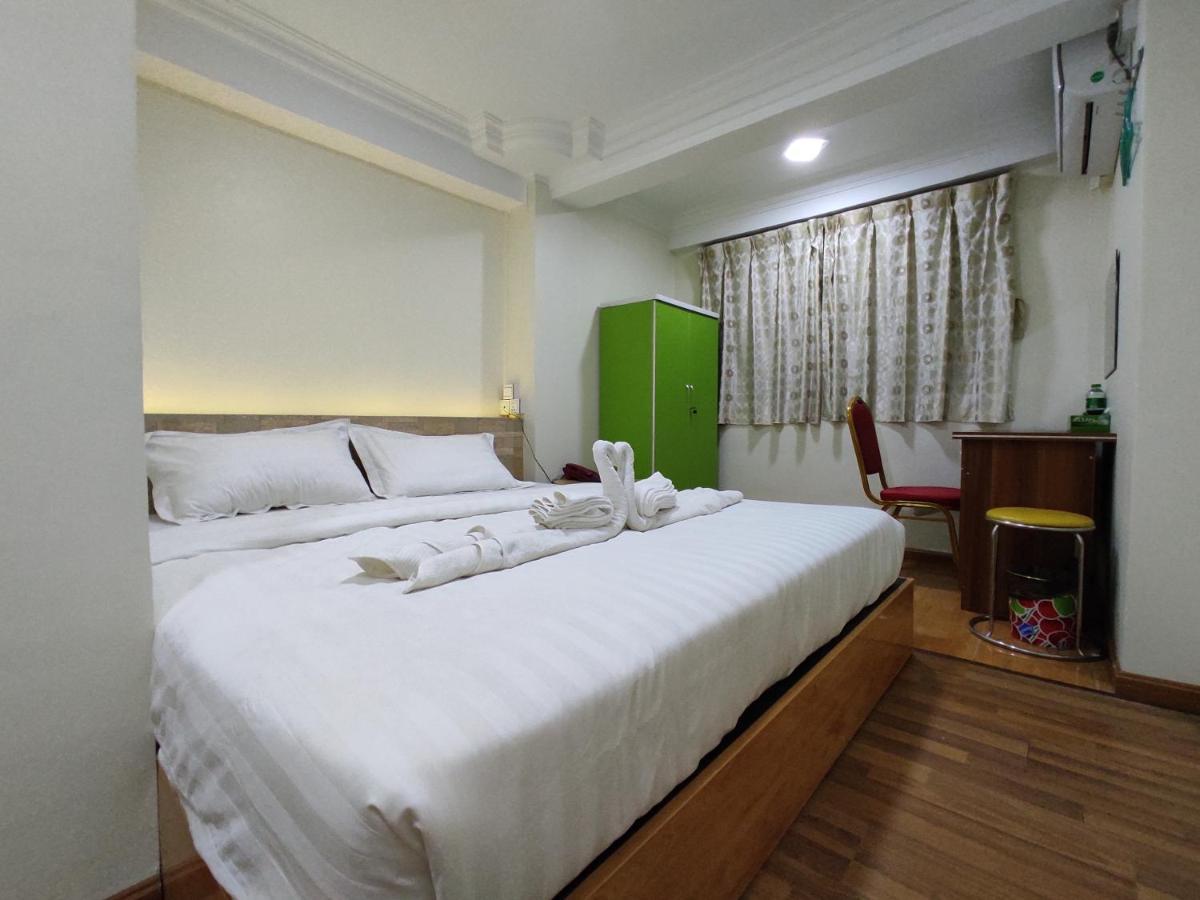 November Hostel Yangon Exteriör bild