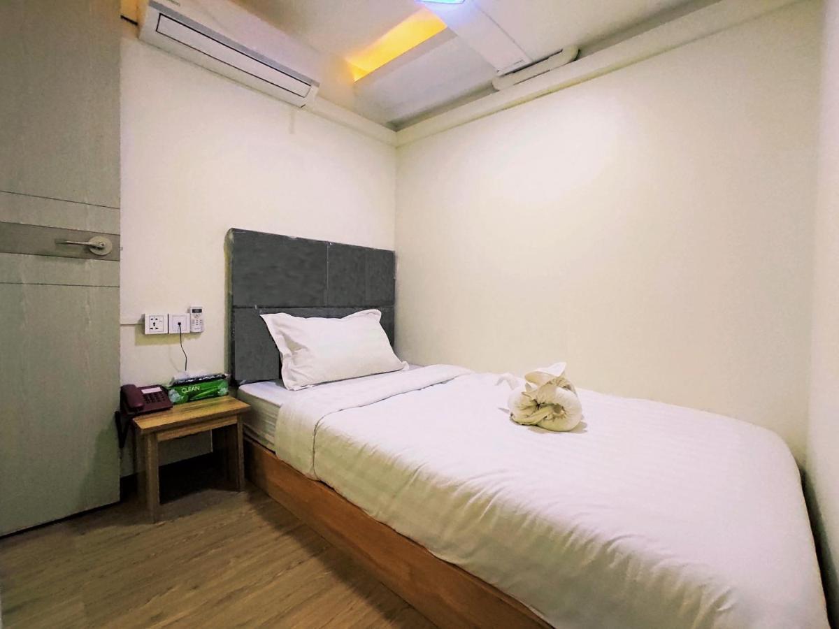November Hostel Yangon Exteriör bild