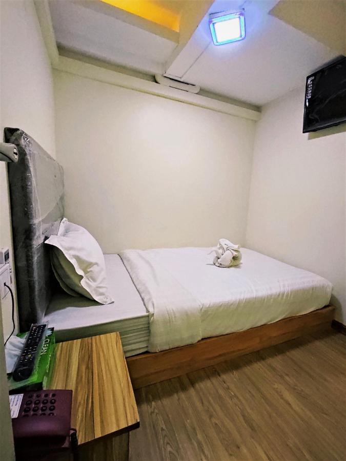 November Hostel Yangon Exteriör bild