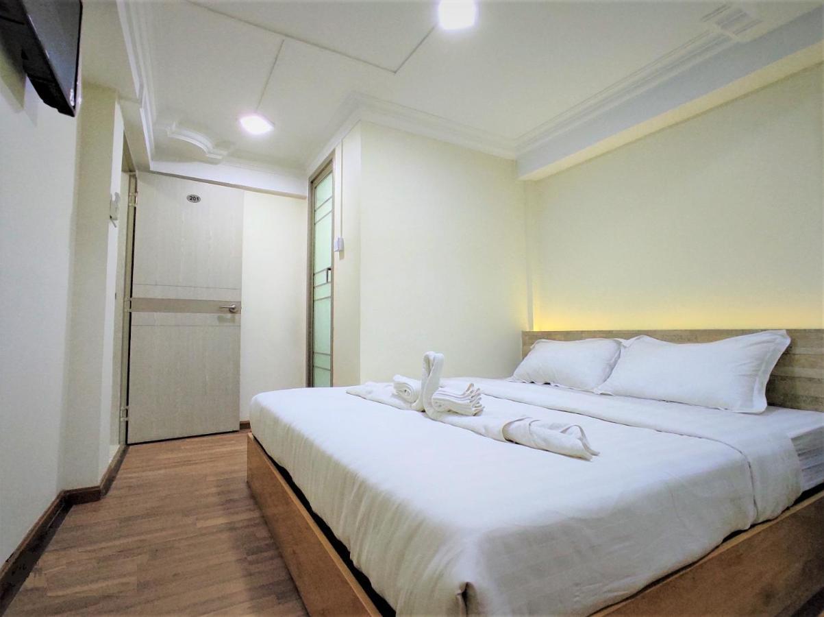November Hostel Yangon Exteriör bild
